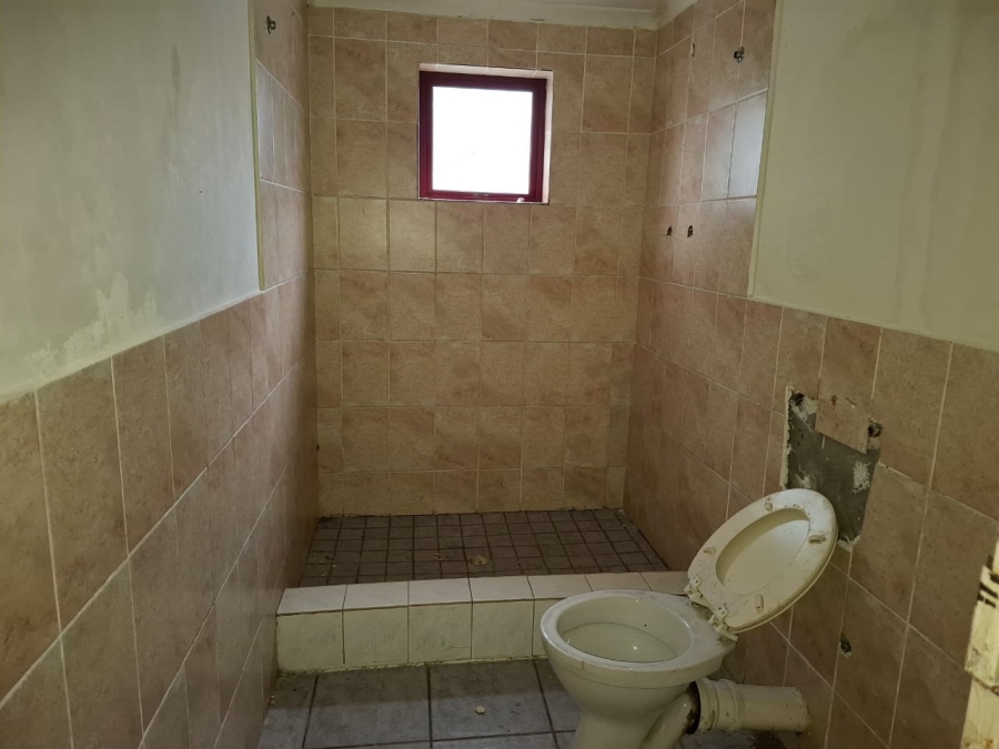 6 Bedroom Property for Sale in Oakdale Western Cape